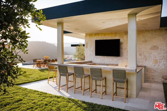 13674 Bayliss Road, Los Angeles CA: https://media.crmls.org/mediaz/54135623-4287-4f66-95ed-ae42360d55f6.jpg