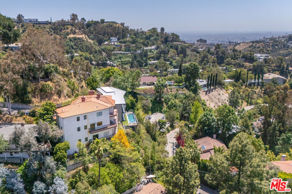 https://media.crmls.org/mediaz/541423a9-44e2-49ea-8338-d8f6a2faf15a.jpg?preset=X-Large