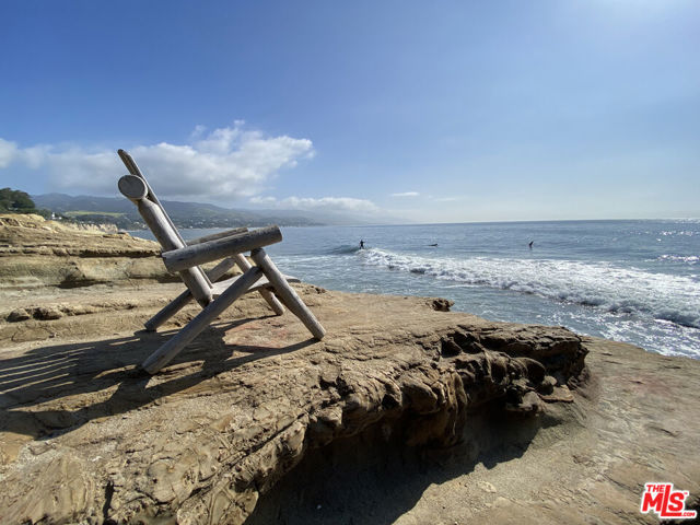 6970 Fernhill Drive, Malibu CA: https://media.crmls.org/mediaz/5414add0-520a-4d80-b960-fe18c67766cf.jpg