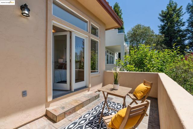 16032 Broadway Ter, Oakland CA: https://media.crmls.org/mediaz/54170d8c-2ba6-4268-a0a3-1c0046b6420f.jpg