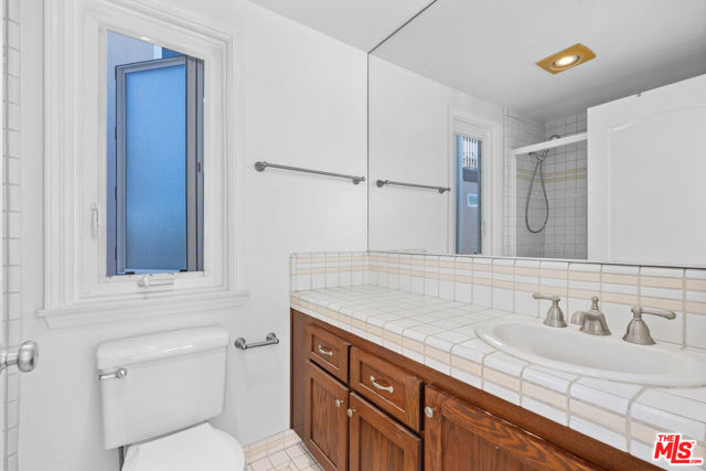 20 Quarterdeck Street, Marina del Rey CA: https://media.crmls.org/mediaz/5419561c-951e-41bd-a96f-29ed4c31e94a.jpg