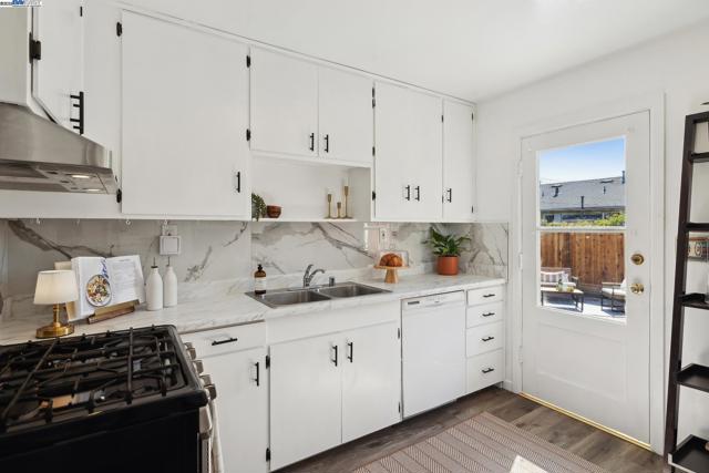 108 Cypress St, Alameda CA: https://media.crmls.org/mediaz/5419e630-d151-4b33-a62e-43fc6f6c4549.jpg