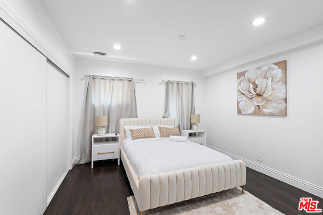 1110 N Beverly Glen Boulevard, Los Angeles CA: https://media.crmls.org/mediaz/541a4589-ba7b-4fb4-b2a0-0bd4ad3a2955.jpg