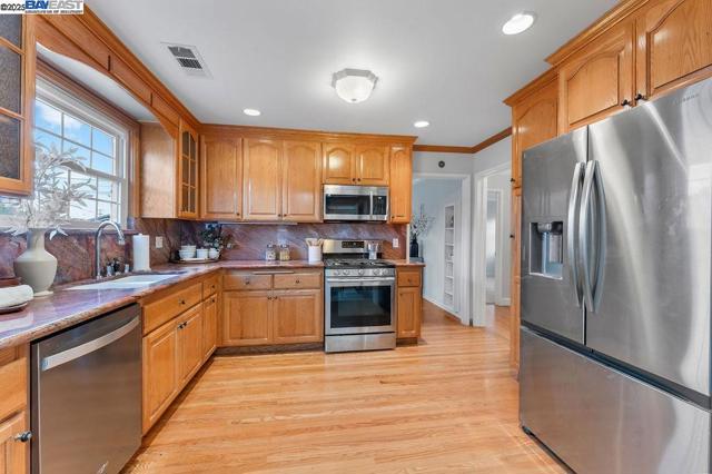 1112 Elgin St, San Lorenzo CA: https://media.crmls.org/mediaz/541ad706-d18b-4ca4-a694-07b8c5540927.jpg