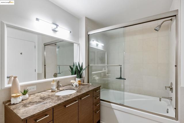 333 MAIN, San Francisco CA: https://media.crmls.org/mediaz/541c6968-3c95-4670-b588-a960bab0cbd7.jpg