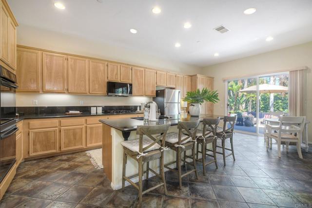 Detail Gallery Image 15 of 30 For 1701 Hilo Dr, Vista,  CA 92081 - 3 Beds | 2/1 Baths