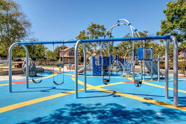 3965 Via Holgura, San Diego CA: https://media.crmls.org/mediaz/541d52e8-892b-4384-b38a-98b998263bc0.jpg