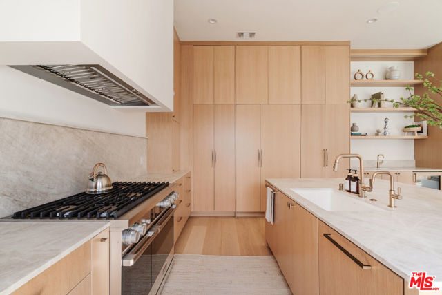 4508 Vesper Avenue, Sherman Oaks CA: https://media.crmls.org/mediaz/541d7a49-754f-4e0f-afcd-eb6b76aae349.jpg