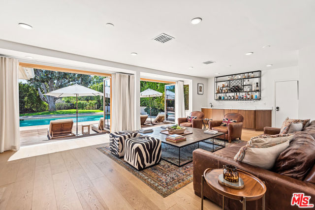 10424 Valley Spring Lane, Toluca Lake CA: https://media.crmls.org/mediaz/541dd703-a4a0-40b0-86cb-d9b5eba09e68.jpg