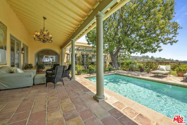 1634 Gilcrest Drive, Beverly Hills CA: https://media.crmls.org/mediaz/541e1370-2f1d-45cd-afa4-adf73030a995.jpg