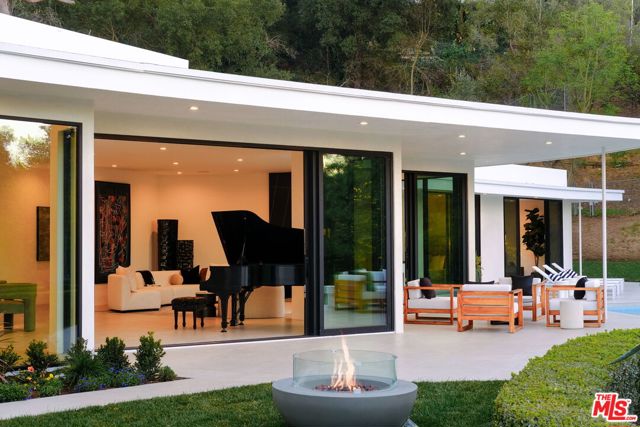 1935 Loma Vista Drive, Beverly Hills CA: https://media.crmls.org/mediaz/541ebc2c-214c-44a5-87a2-9918d1c919c8.jpg