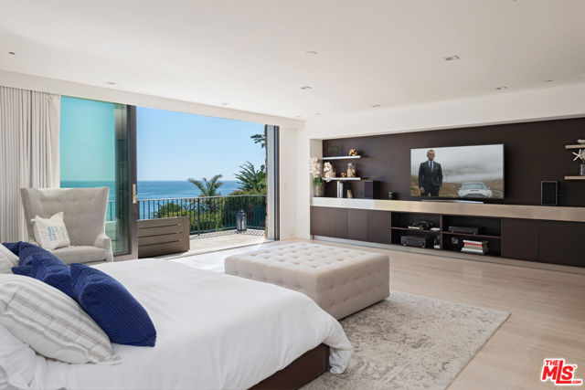 32852 Pacific Coast Highway, Malibu CA: https://media.crmls.org/mediaz/541f1f95-5f1b-4f61-8851-a13e395f9f2a.jpg