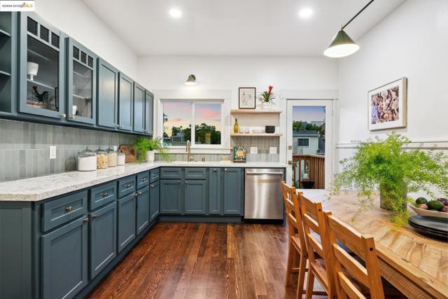 478 43rd St, Oakland CA: https://media.crmls.org/mediaz/541fa554-0deb-4067-8f12-712760f7cbb6.jpg