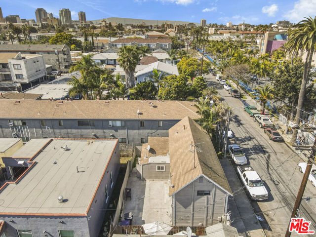 1060 E 6th Street, Long Beach CA: https://media.crmls.org/mediaz/54200065-eddf-4e16-9b9f-73983c9b191d.jpg