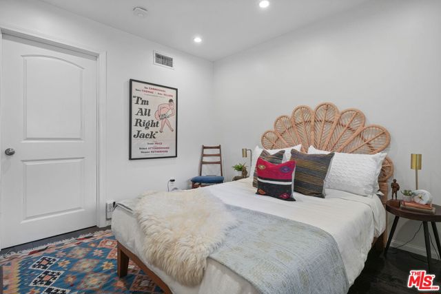 614 Rosemont Avenue, Los Angeles CA: https://media.crmls.org/mediaz/54207976-789e-417c-a0ae-ead9979ac78d.jpg