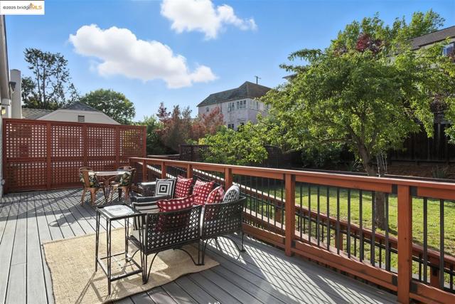 61 Wildwood Ave, Piedmont CA: https://media.crmls.org/mediaz/54208d25-b8b5-4823-9867-d09cf573499d.jpg