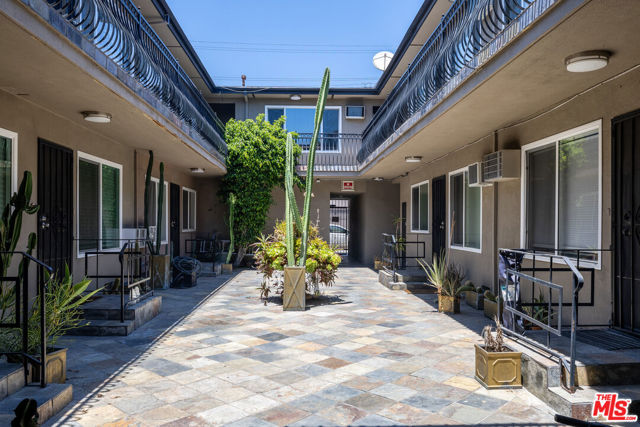 7209 Willoughby Avenue, Los Angeles CA: https://media.crmls.org/mediaz/5420d54b-5673-4f9e-bb7e-30de7323fee1.jpg