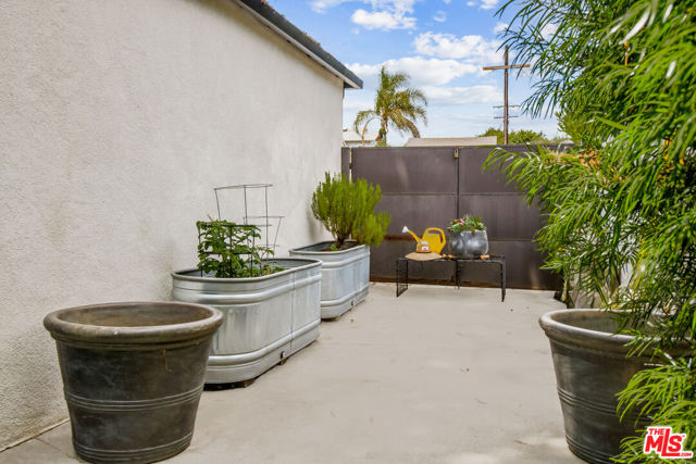 8000 Westlawn Avenue, Los Angeles CA: https://media.crmls.org/mediaz/5420f6d6-3f09-4c77-b766-bad77e54f853.jpg