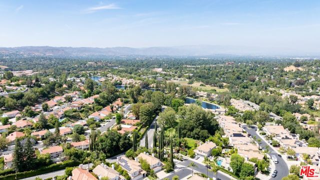 23180 Park Blanco, Calabasas CA: https://media.crmls.org/mediaz/5420f94b-2d1b-4155-b806-4f27a722fe7d.jpg