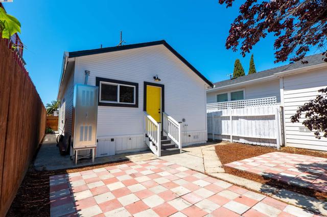1276 64Th Ave, Oakland CA: https://media.crmls.org/mediaz/54212c06-98d6-4c28-ba39-695f6a52d693.jpg