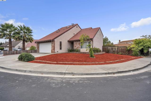 2380 Cabrillo Dr, Hayward CA: https://media.crmls.org/mediaz/54220610-1d74-499c-a23a-ab42643b1e25.jpg