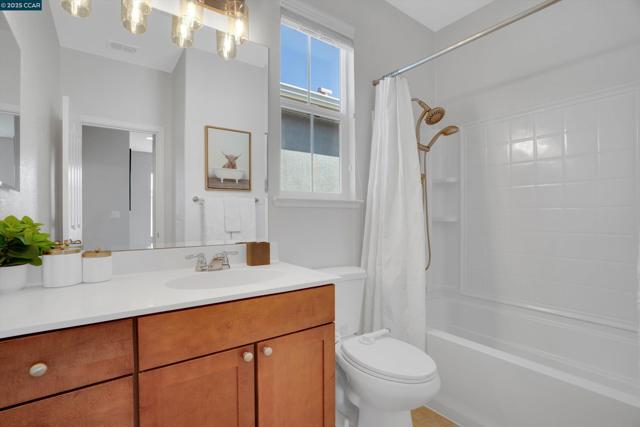 218 Ladybug Ln, Martinez CA: https://media.crmls.org/mediaz/54223a58-8be5-46ad-9d92-d26f7bf12068.jpg