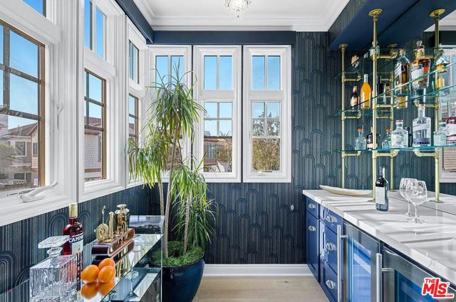 2584 Bungalow Place, Corona del Mar CA: https://media.crmls.org/mediaz/542269d6-4aff-4ef7-808b-c8751e33cbe3.jpg