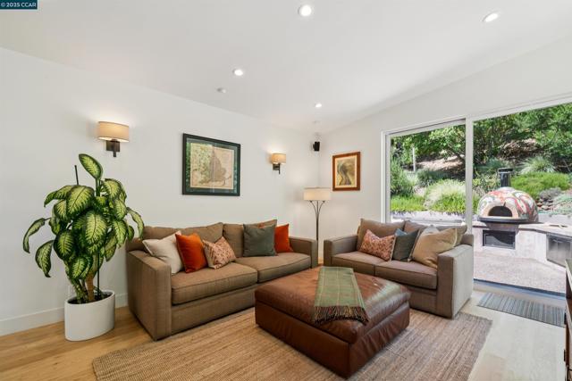 10 ICHABOD LANE, Orinda CA: https://media.crmls.org/mediaz/54228891-e25c-4c11-ab6e-6da97067b125.jpg