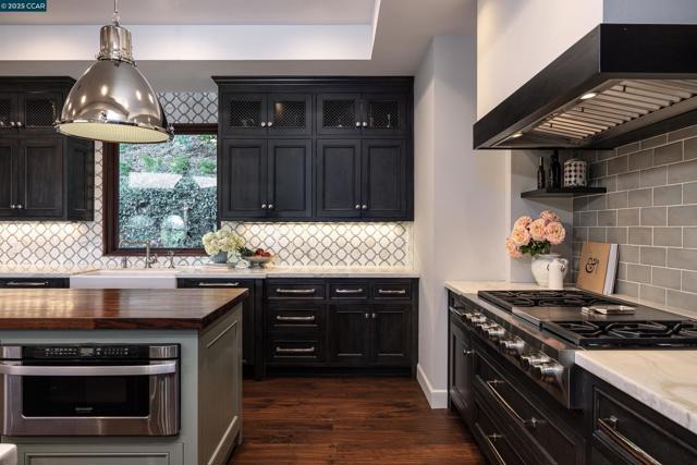 42 Tappan Ln, Orinda CA: https://media.crmls.org/mediaz/54233e99-ece3-4ade-9c05-88203ca4fb46.jpg