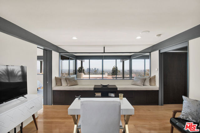 9892 BEVERLY GROVE Drive, Beverly Hills CA: https://media.crmls.org/mediaz/5425591a-840d-44e8-a2e5-7252c68473ca.jpg