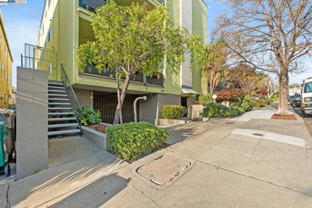 321 Warwick Ave, Oakland CA: https://media.crmls.org/mediaz/54260afd-cde3-4d79-9cd7-35c040912433.jpg