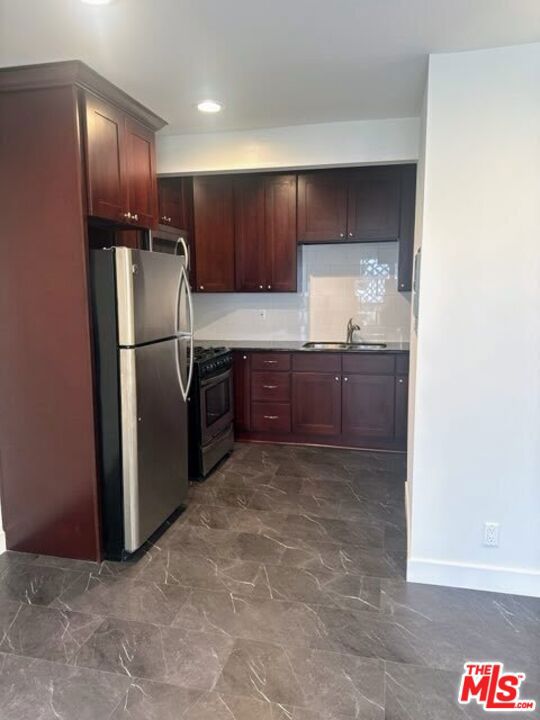 137 S Crescent Drive, Beverly Hills CA: https://media.crmls.org/mediaz/5428459b-aa2e-4200-bab7-f41a1defabab.jpg