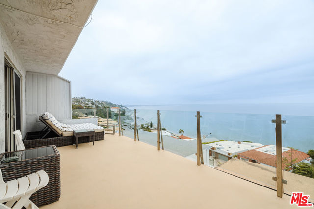 18203 Coastline Drive, Malibu CA: https://media.crmls.org/mediaz/542895c9-6b7e-4295-9cfd-b7d3deaa3834.jpg
