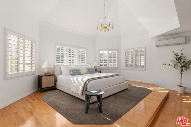 16979 Encino Hills Drive, Encino CA: https://media.crmls.org/mediaz/54289d46-001c-4866-ba16-cc3fb2ef2531.jpg