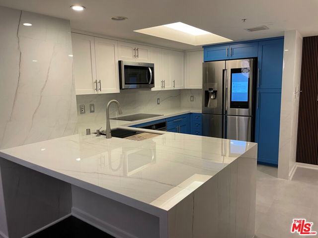 13700 Marina Pointe Drive, Marina del Rey CA: https://media.crmls.org/mediaz/5428a668-a262-4b4c-ba34-ac89483d1f9e.jpg
