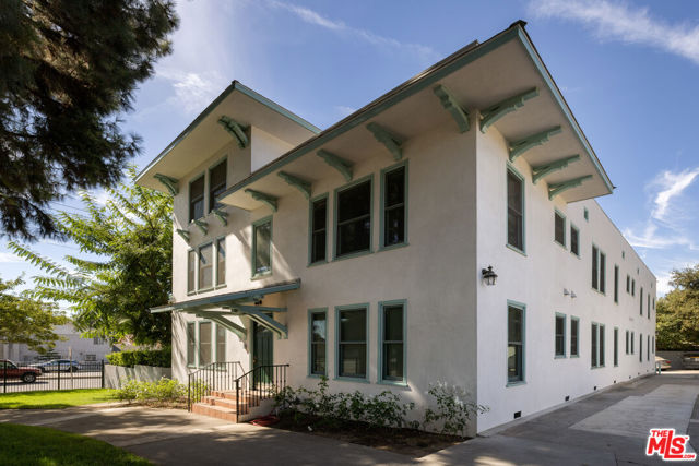 2191 El Sereno Avenue, Altadena CA: https://media.crmls.org/mediaz/5428bcc4-b63a-4347-bb06-ce4f47cbce2d.jpg