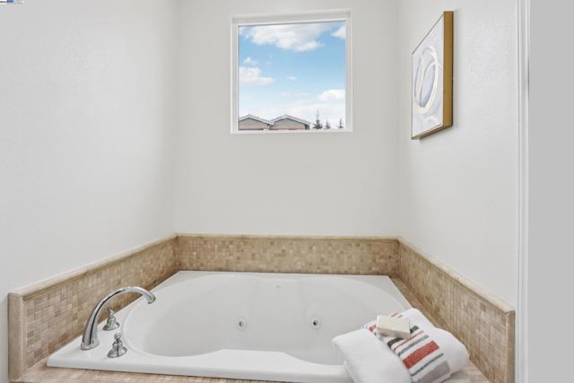 3364 Chartwell St, San Ramon CA: https://media.crmls.org/mediaz/54299217-cd80-4cd0-9192-bb3ac895d6fd.jpg