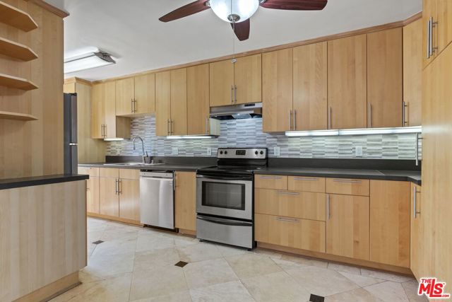 1033 6TH Street, Santa Monica CA: https://media.crmls.org/mediaz/5429aff4-c450-4e2a-931a-077174767ae6.jpg