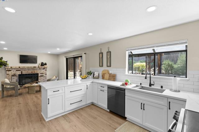 721 Woodmeadow Pl, Oakley CA: https://media.crmls.org/mediaz/5429d79d-4997-400b-8a4a-b10db5151742.jpg