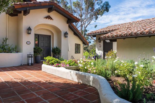 15807 Puerta Del Sol, Rancho Santa Fe CA: https://media.crmls.org/mediaz/542ae386-59bf-4509-9de3-de8833ff2dd0.jpg