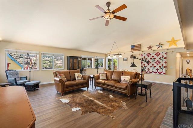 Detail Gallery Image 23 of 60 For 945 El Paseo, Vista,  CA 92084 - 4 Beds | 3 Baths