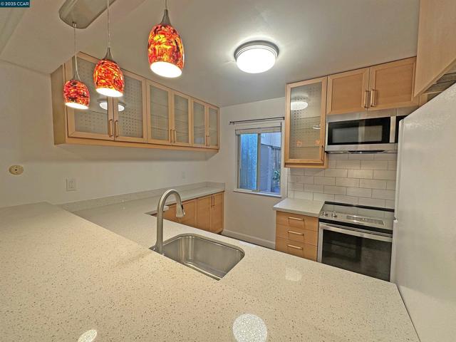 401 Monte Vista Ave, Oakland CA: https://media.crmls.org/mediaz/542b1033-20f4-4eff-a5fc-17233cf93d54.jpg