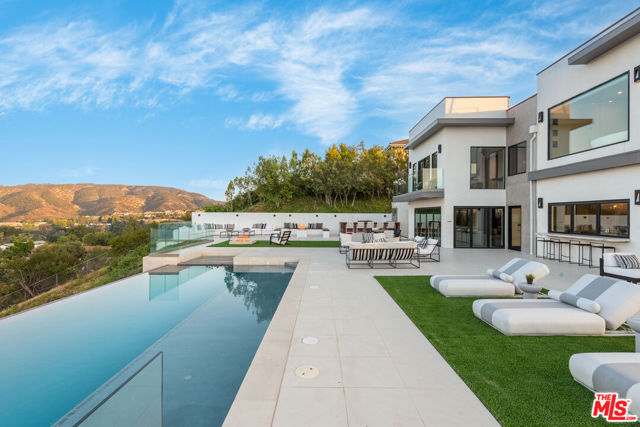 4338 Gayle Drive, Tarzana CA: https://media.crmls.org/mediaz/542c1538-02d6-42a3-8e4b-0a00fdcc11a0.jpg