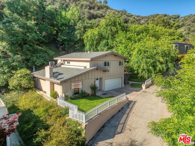 3735 Montuso Place, Encino CA: https://media.crmls.org/mediaz/542c78c5-dbf4-429f-973c-53605075e5f0.jpg