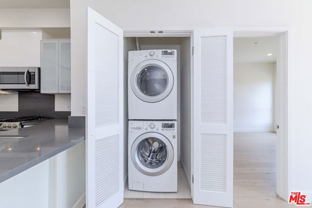 105 S Mariposa Avenue, Los Angeles CA: https://media.crmls.org/mediaz/542d3627-a261-4939-9d13-afecc3d4213d.jpg