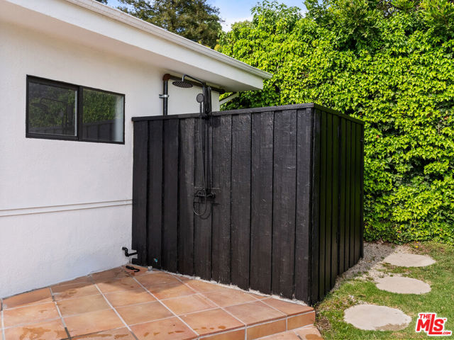 9606 Arby Drive, Beverly Hills CA: https://media.crmls.org/mediaz/542d6787-ef0e-4af1-8933-894e621c1dff.jpg
