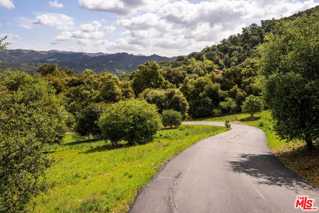 22575 Monte Vista Drive, Topanga CA: https://media.crmls.org/mediaz/542d8b65-2b41-4a50-95b4-b6b36f8e9cdb.jpg