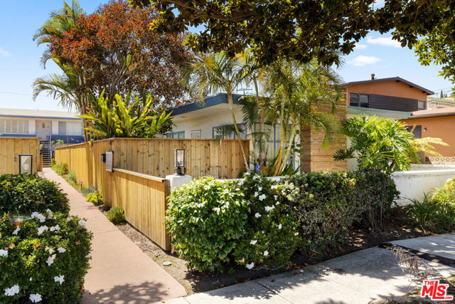 1621 Centinela Avenue, Santa Monica CA: https://media.crmls.org/mediaz/542e1b7c-5343-4a23-aeb6-9798753e2b2f.jpg