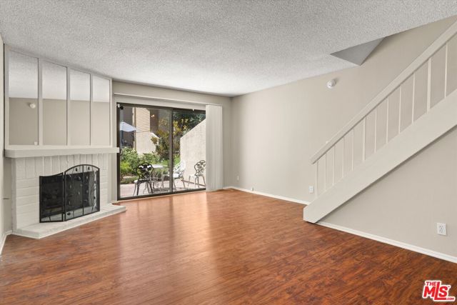 5720 Owensmouth Avenue, Woodland Hills CA: https://media.crmls.org/mediaz/542e32c4-2472-4d3c-9a7d-dc605b422366.jpg