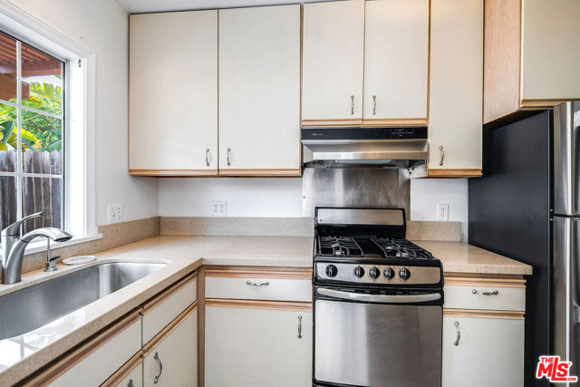 4654 Denny Avenue, Toluca Lake CA: https://media.crmls.org/mediaz/542eceed-6215-4d4d-8fef-d582ab131dd1.jpg